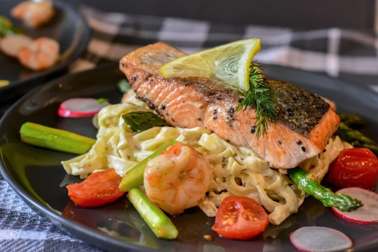 How to make a delicious salmon poke bowl at home